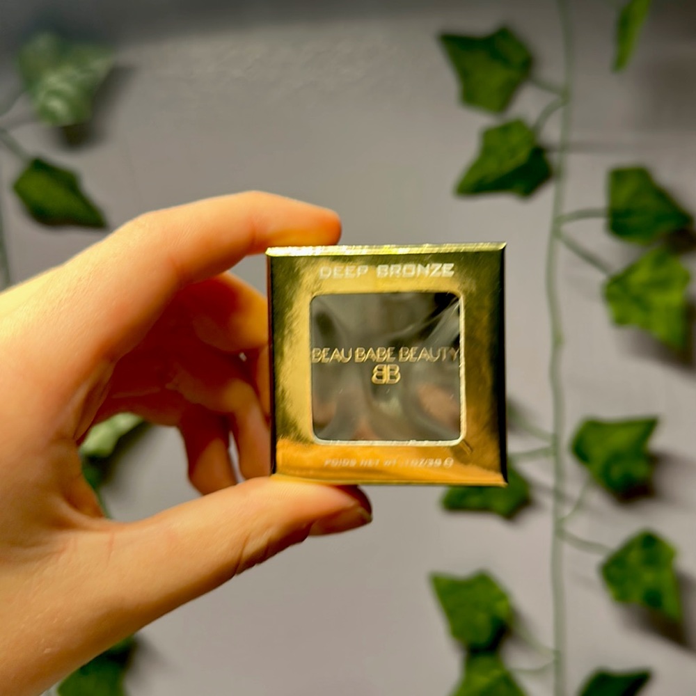 Unopened. New in package. Beau Babe Beauty highlighter in shade deep bronze.